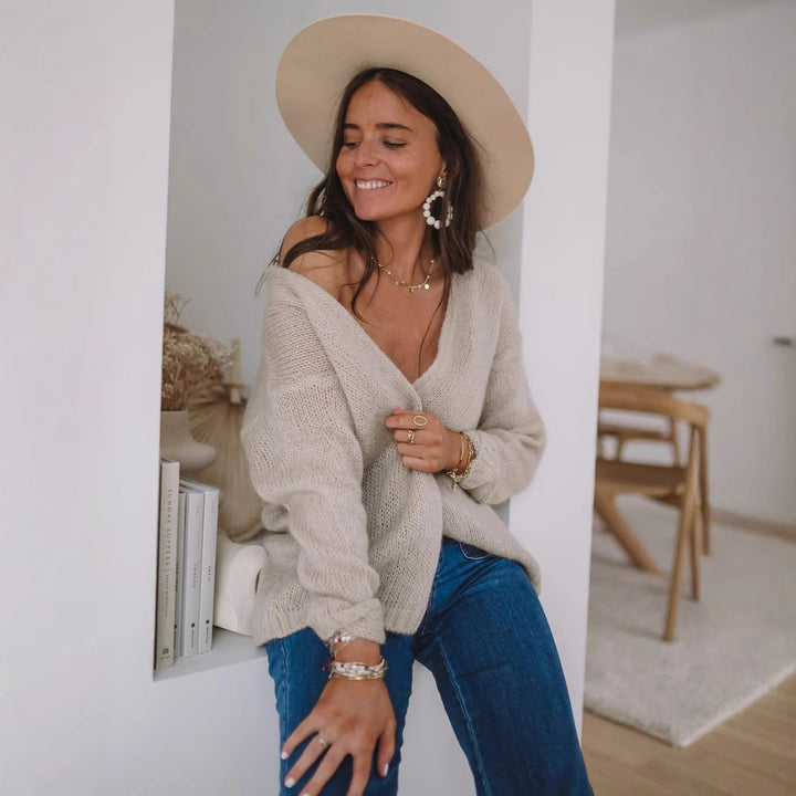 Kvinne cozy oversized genser med dyp V-hals og myk tekstur Skjora