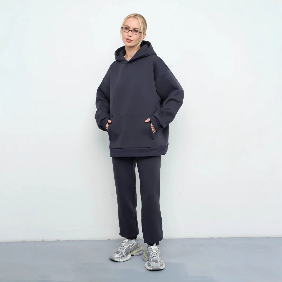 Kvinnens komfortable sweatsuite med hette og løs passform Skjora