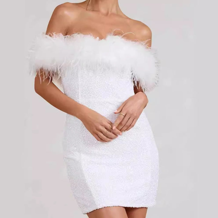 Dame Elegant Minikjole med Off-Shoulder Design og Fjærdekorasjoner