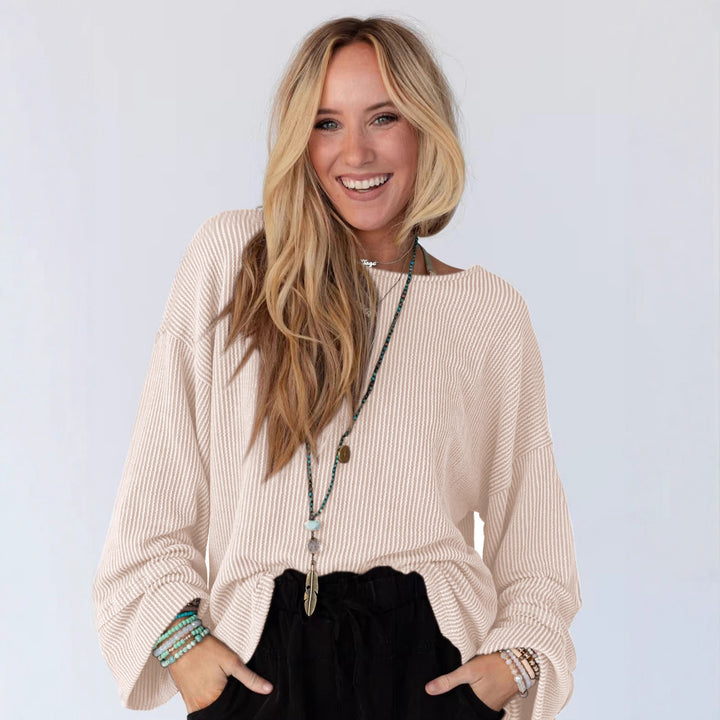 Topp for kvinner i casual stil med strukturert ribbestrikket mønster og brede vide ermer Skjora