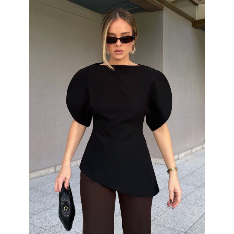 Damebluse med voluminøse pufferm og asymmetrisk kant Skjora