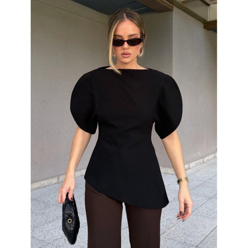 Damebluse med voluminøse pufferm og asymmetrisk kant Skjora