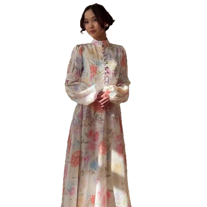 Dame maxi kjole med fint blomstermønster og elegante pufferm.