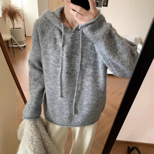 Dame koselig hettegenser laget av mykt fleece-materiale med kengurulomme Skjora