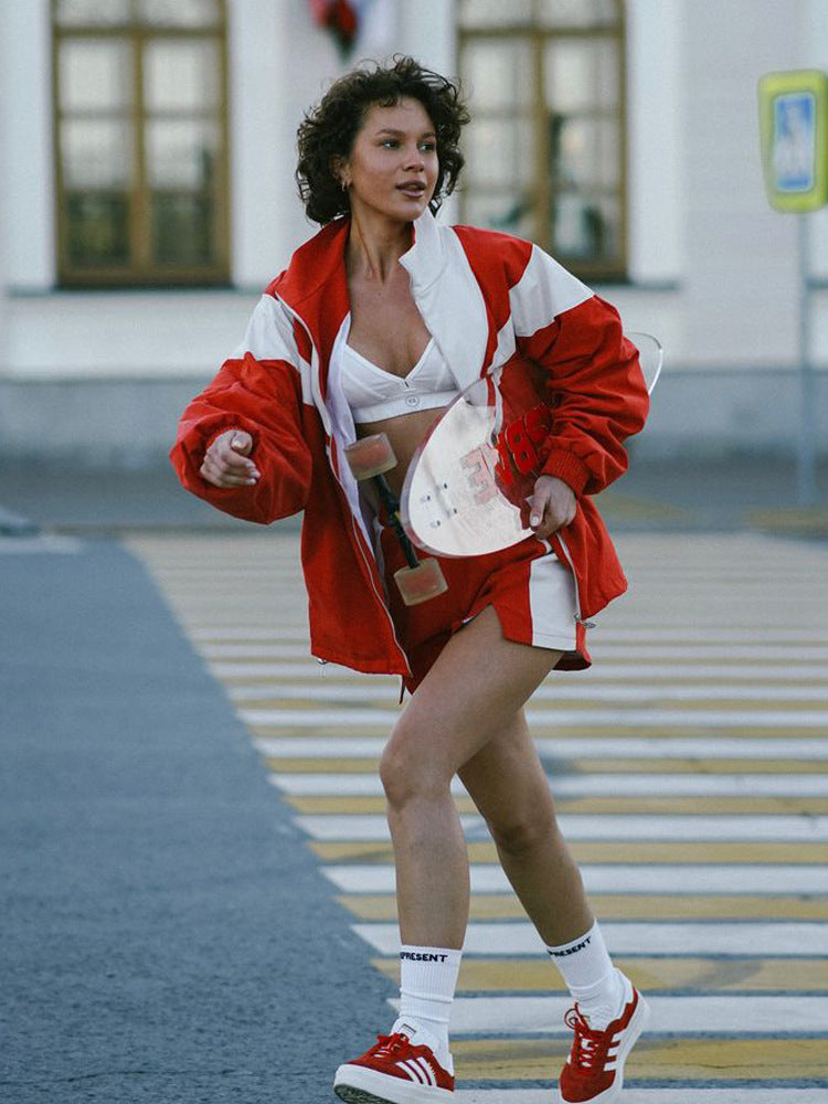 Kvinnelig sporty fritidsett med kort jakke og shorts Skjora