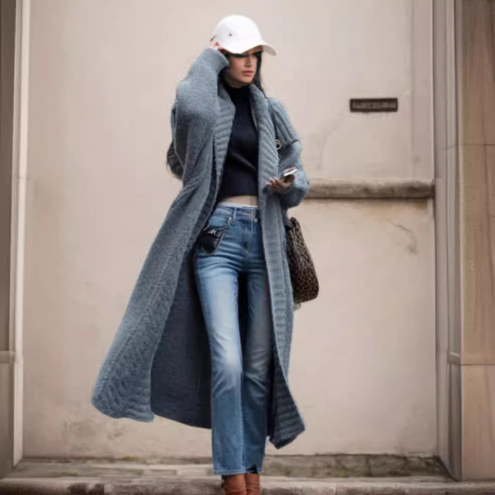 Women's chunky knitted coat with wide-cut sleeves and modern design Skjora