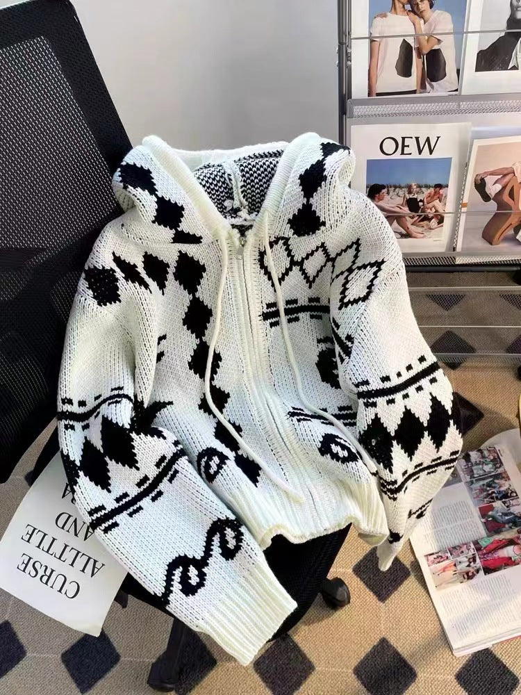 Kvinnens chunky strikket cardigan med iøynefallende mønster og behagelig passform Skjora