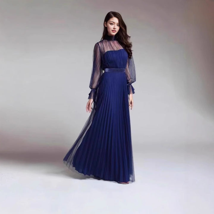 Kvinnens elegante maxikjole med glitrende chiffon og lekne volangdetaljer Skjora