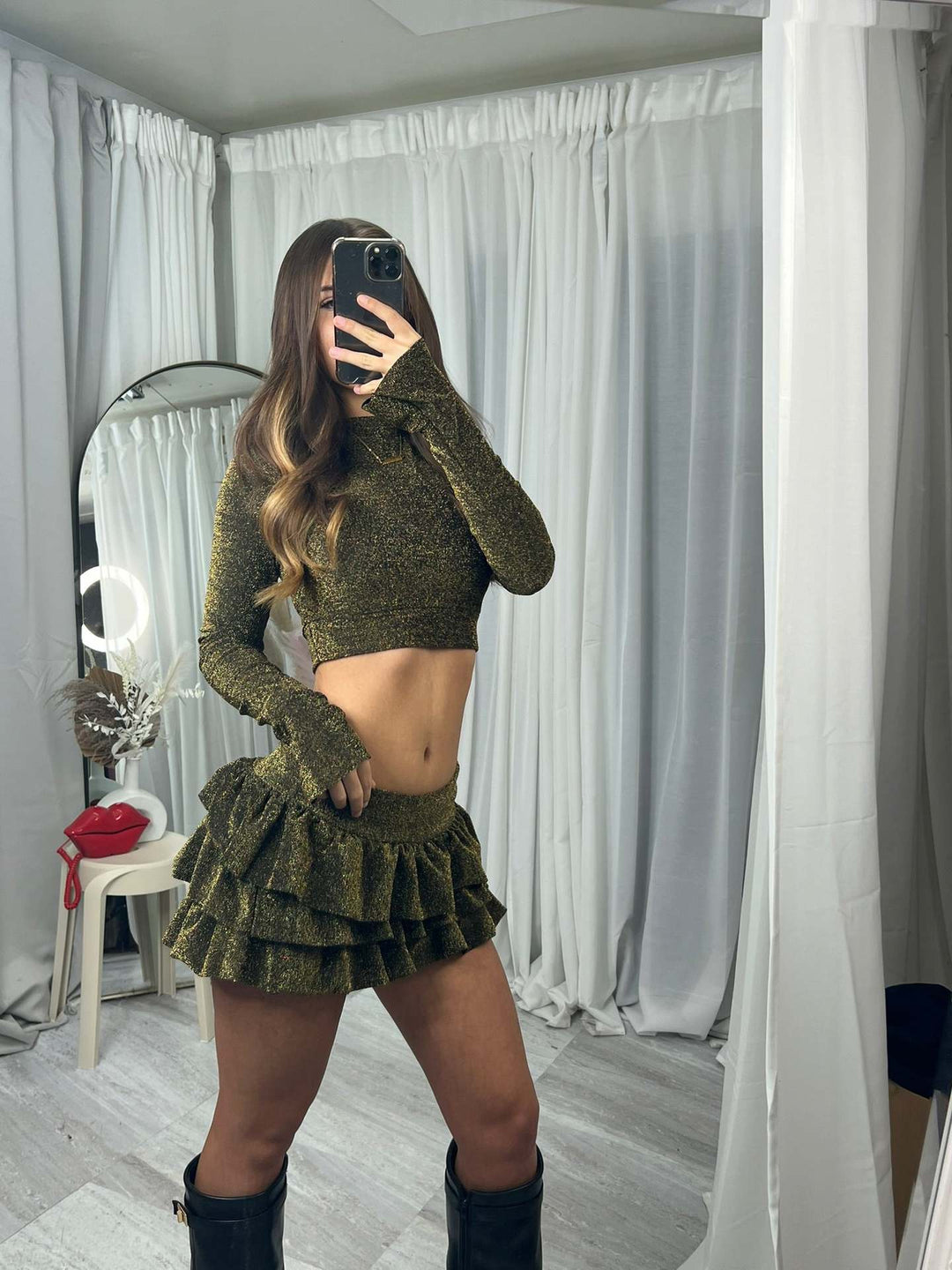 Kvinnenes moteriktige crop top og plisserte mini skjørt sett Skjora