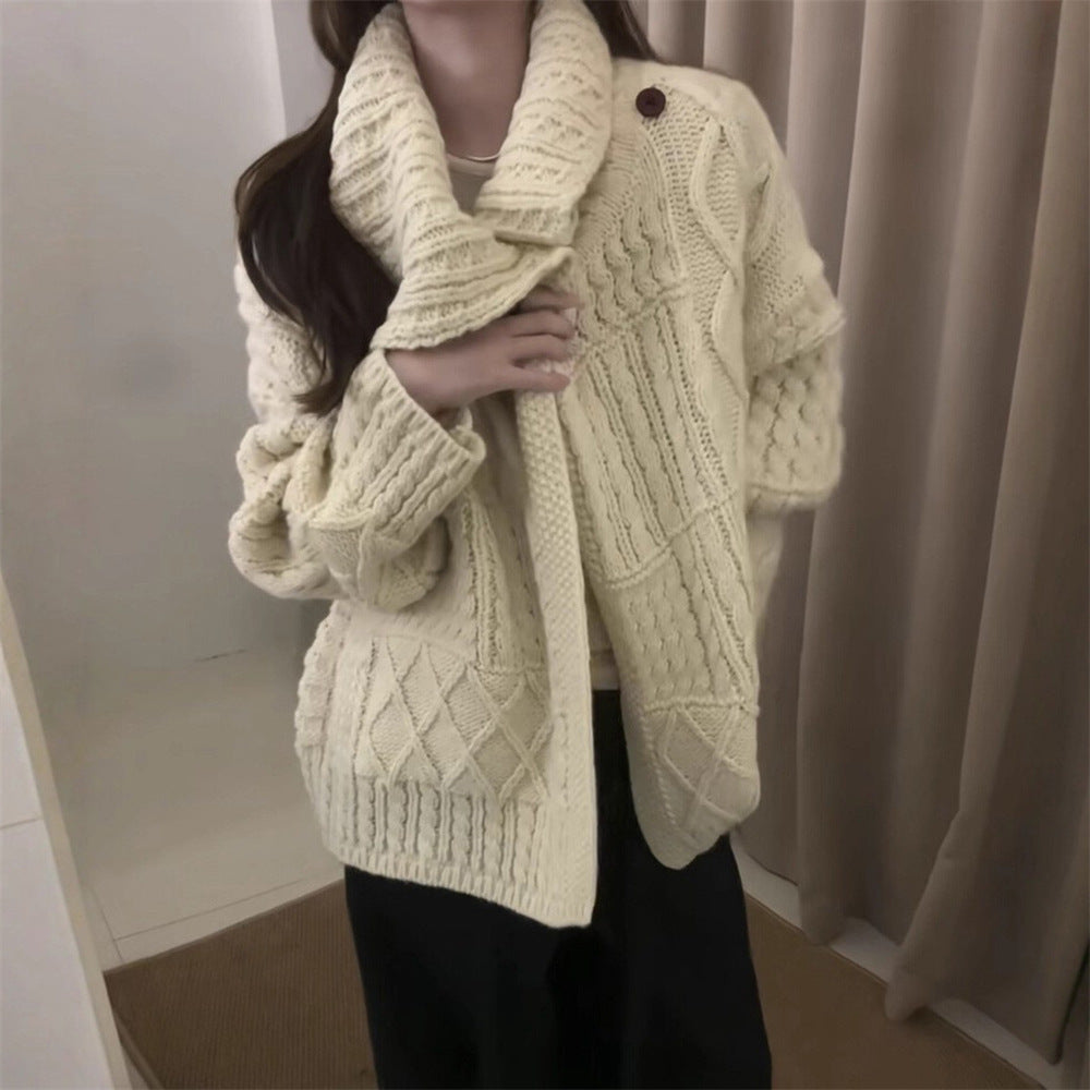 Kvinnens cardigan med intrikat kabelmønster og mykt materiale Skjora