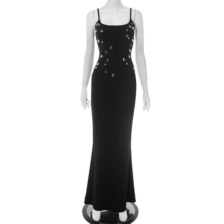 Dame figurnær maxi kjole med stilige spaghetti stropper design og elegant glitter aksent Skjora
