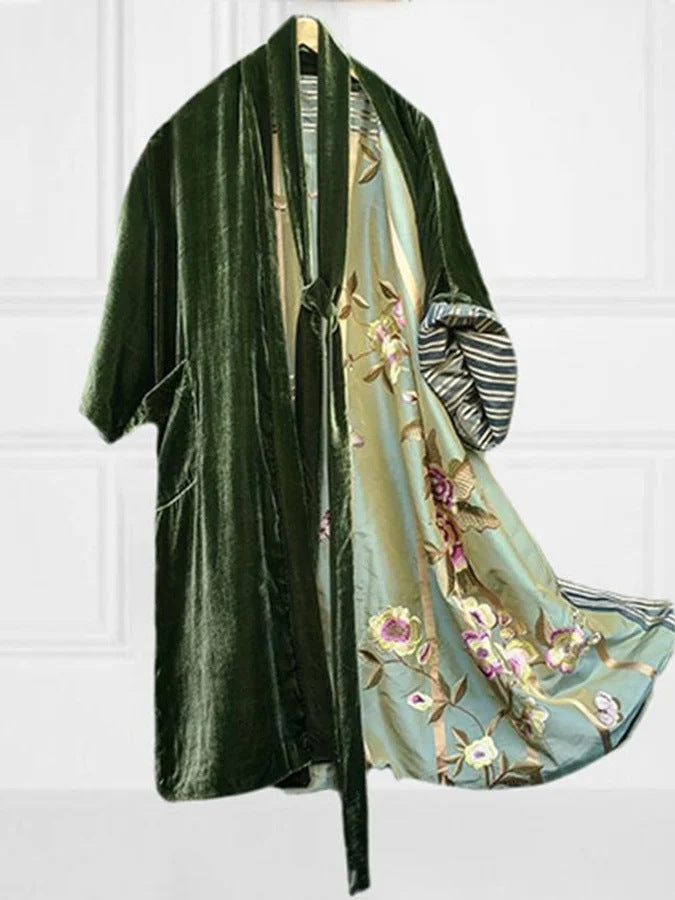 Kvinnes luksuriøse kimono med blomstermønster og silkeaktig fôr Skjora