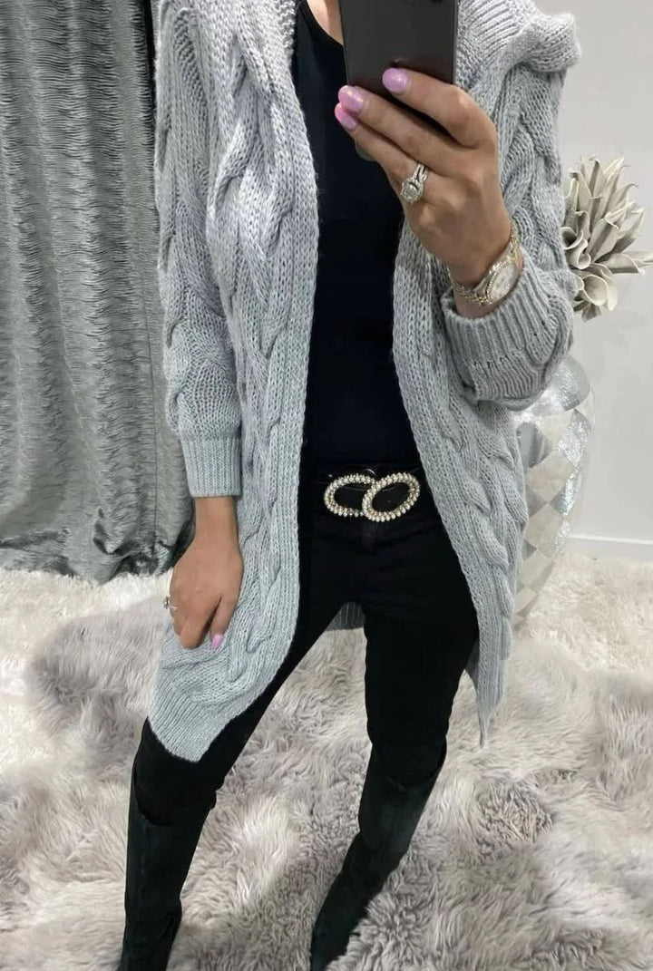 Kvinnes chunky strikk cardigan med nostalgisk kabeldesign og praktiske lommer Skjora