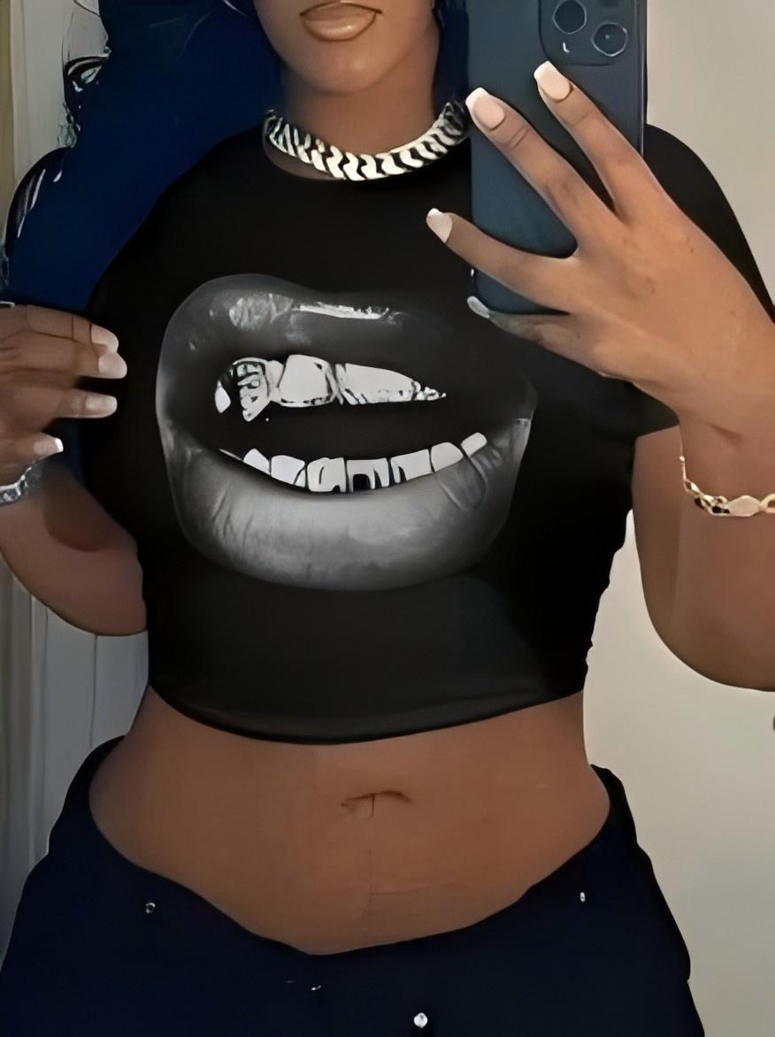 Dame Crop-Top med kunstnerisk statement-trykk Skjora