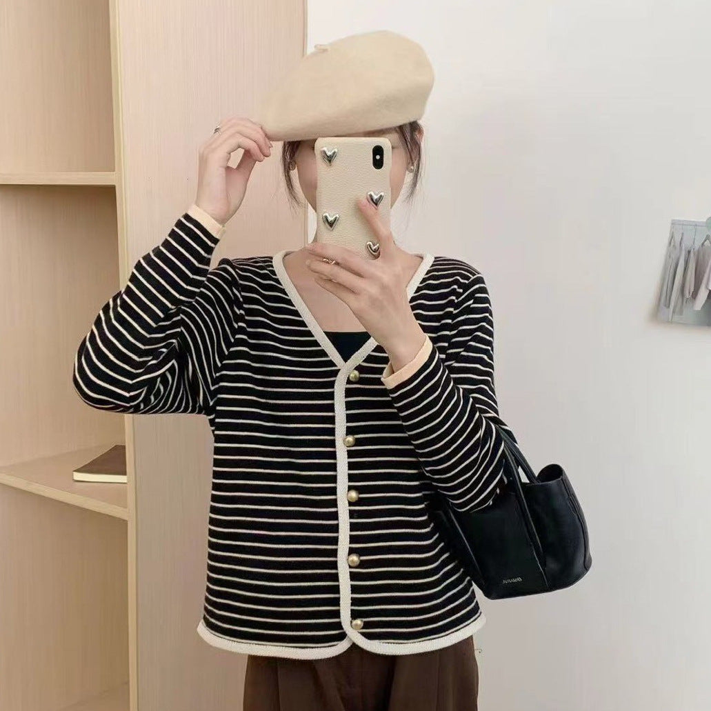 Dame stripete cardigan med elegante knapper og moderne V-hals