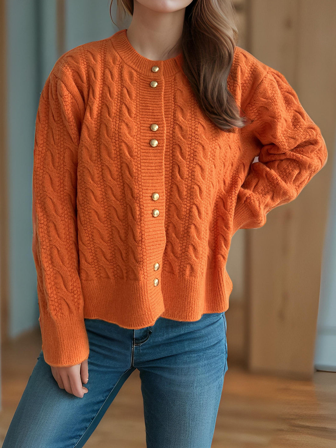 Dame chunky strikket cardigan med dekorative knapper og kabelmønster Skjora