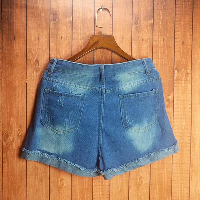 Dame Modische Destroyed Denim-Shorts med kreative applikasjoner Skjora