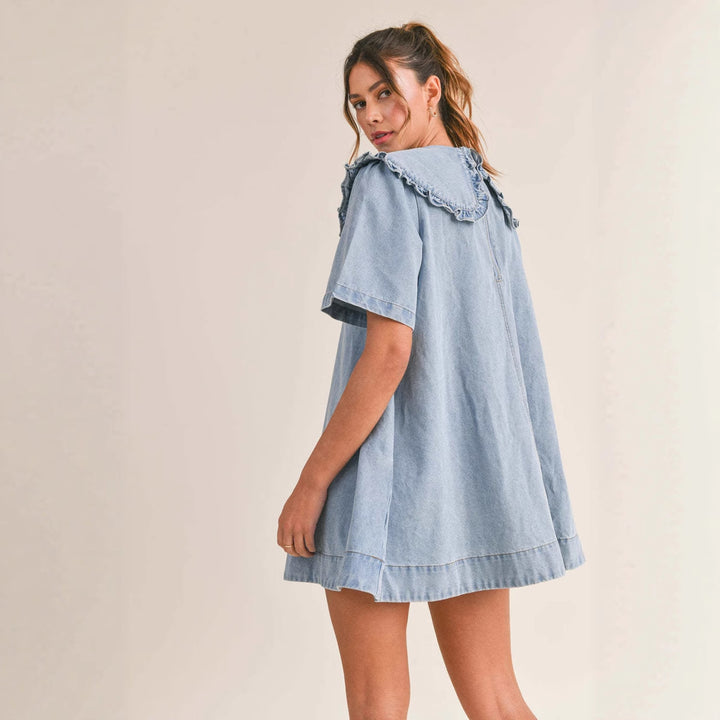 Kvinne denimkjole med elegant rynket kragefinish Skjora
