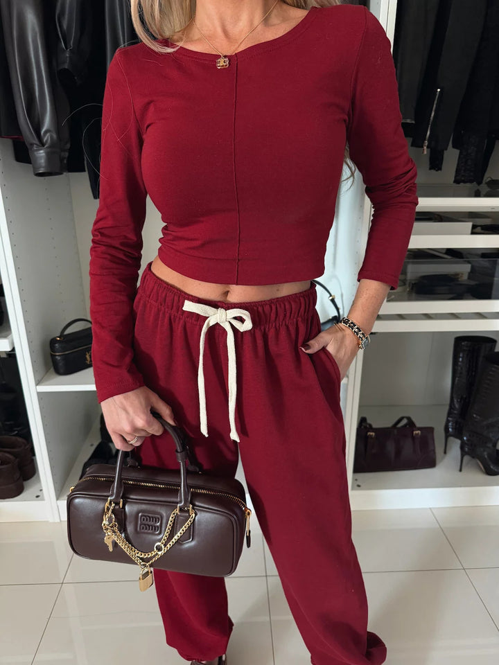 Kvinners loungewear-sett med tettsittende topp og komfortable joggebukser