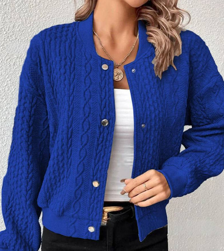 Kvinnens cardigan med elegant flette strikk mønster og trykknapp lukking Skjora