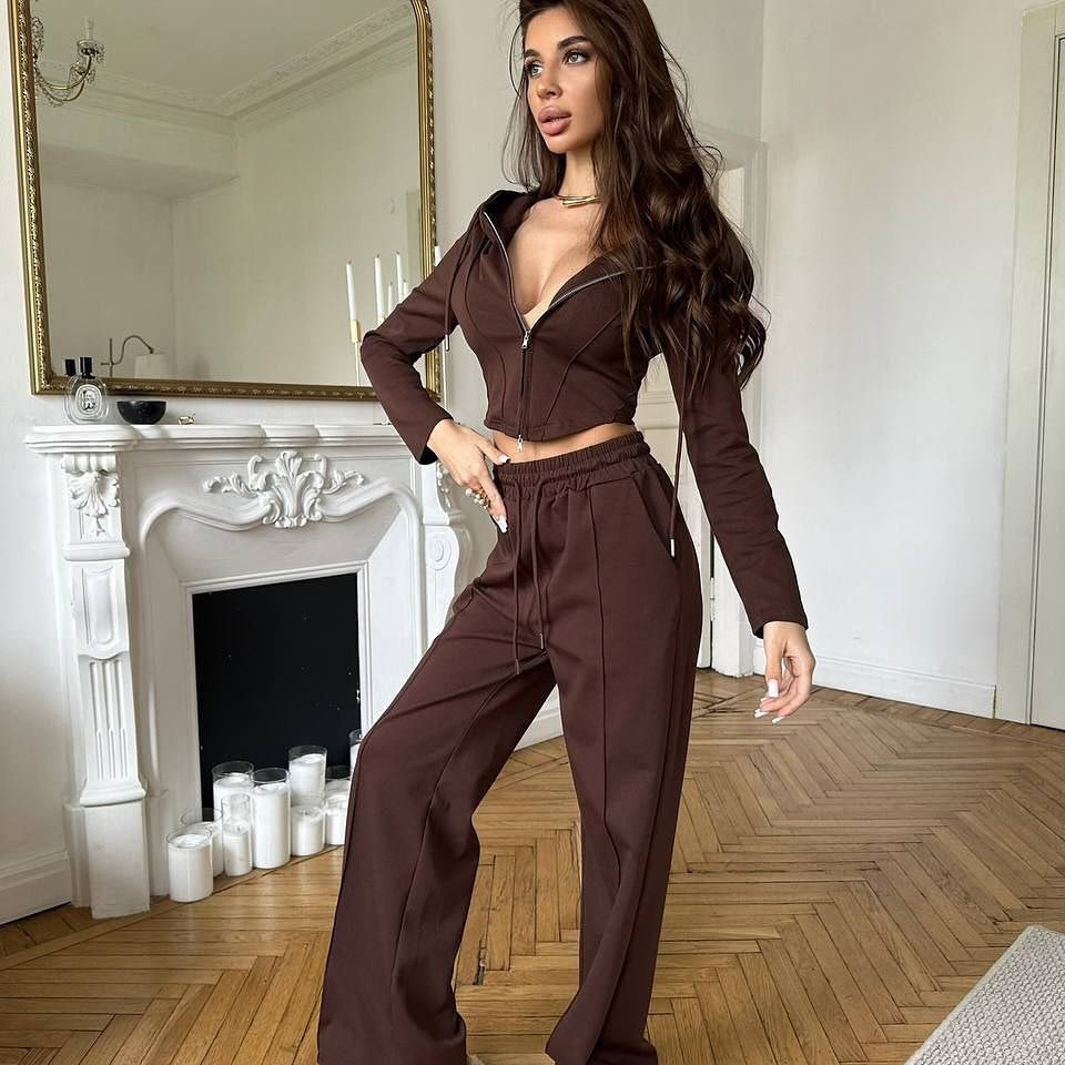 Kvinne sporty cropped hettegenser sett med vide ben og praktisk snøring Skjora