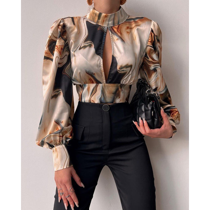 Elegant bluse for damer med en raffinert nøkkelutringning og voluminøse ermer Skjora