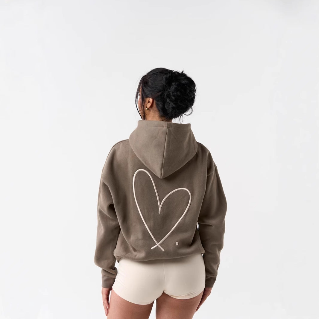 Dame het het sweatshirt med stor hjerte design og behagelige korte shorts Skjora
