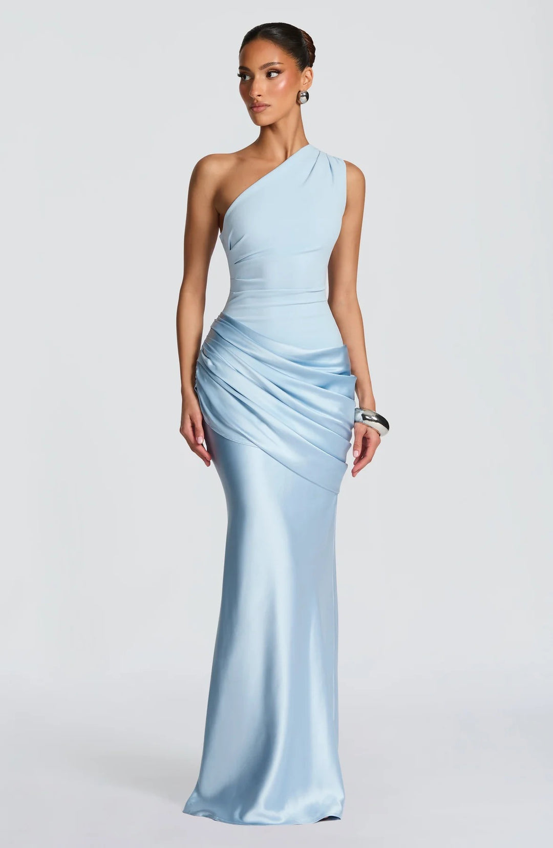Damer elegant asymmetrisk satengalla med drapering-design Skjora