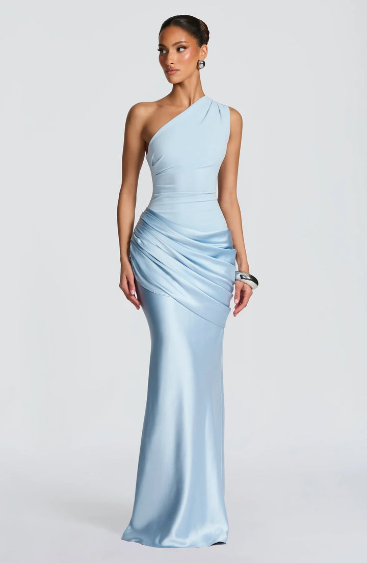 Damer elegant asymmetrisk satengalla med drapering-design Skjora