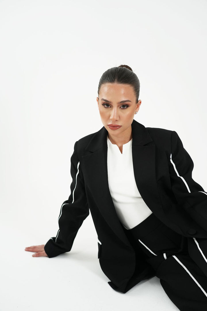 Kvinnenes elegante blazer med kontrastdetaljer Skjora