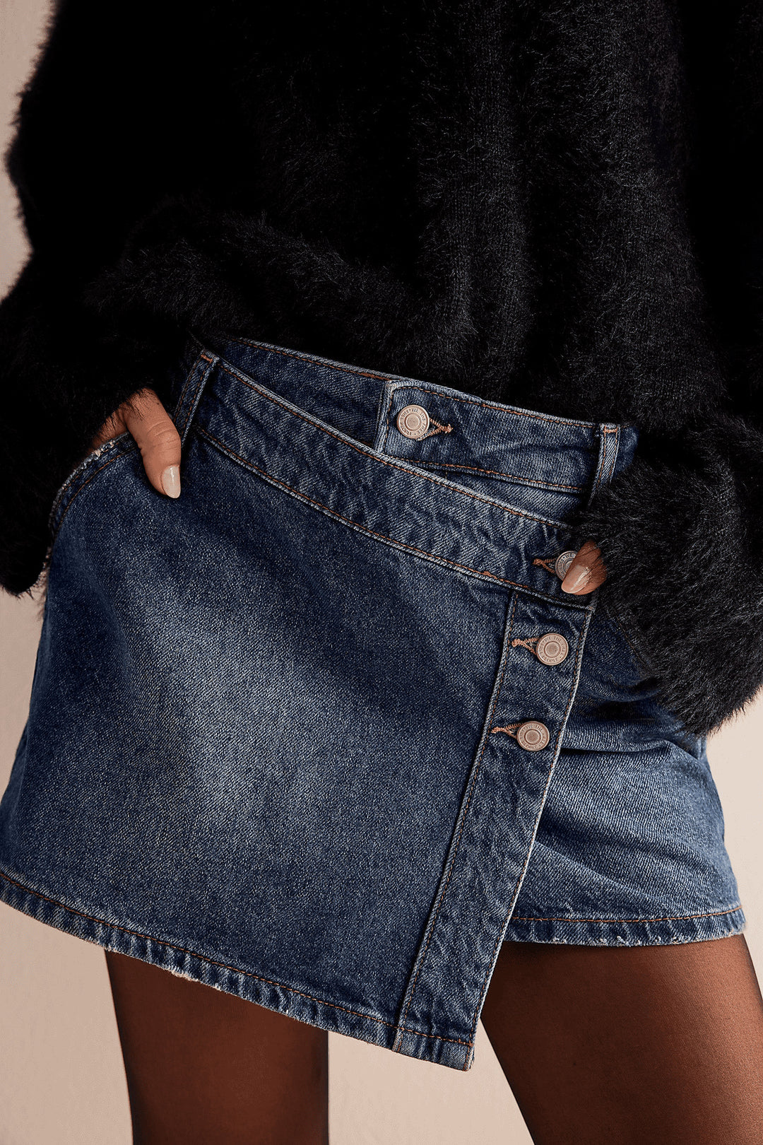 Dame moteriktig A-linje denim skjørt med asymmetrisk knappdesign og praktiske lommer Skjora
