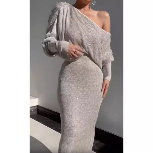 Kvinnes Glamorous Strikkekjole med Glitrende Pailer og Av-Skulder Design