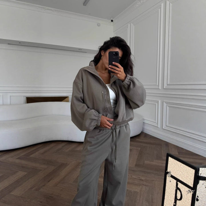 Kvinne casual to-delt sett med kort hoodie og komfortable joggebukser Skjora