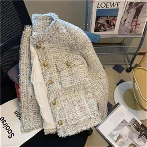 Kvinnenes elegante tweedjakke med gullknapper Skjora