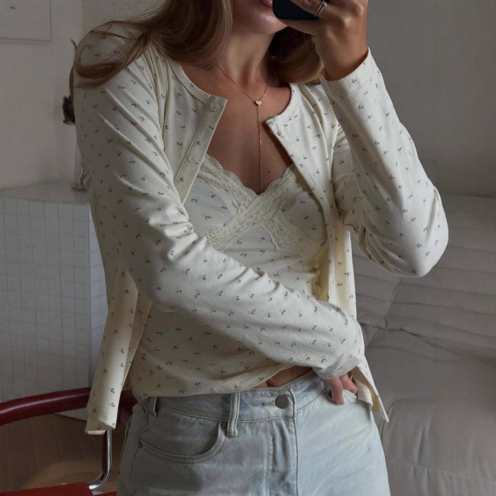 Kvinnes avslappet bluse med blomsterdetaljer Skjora