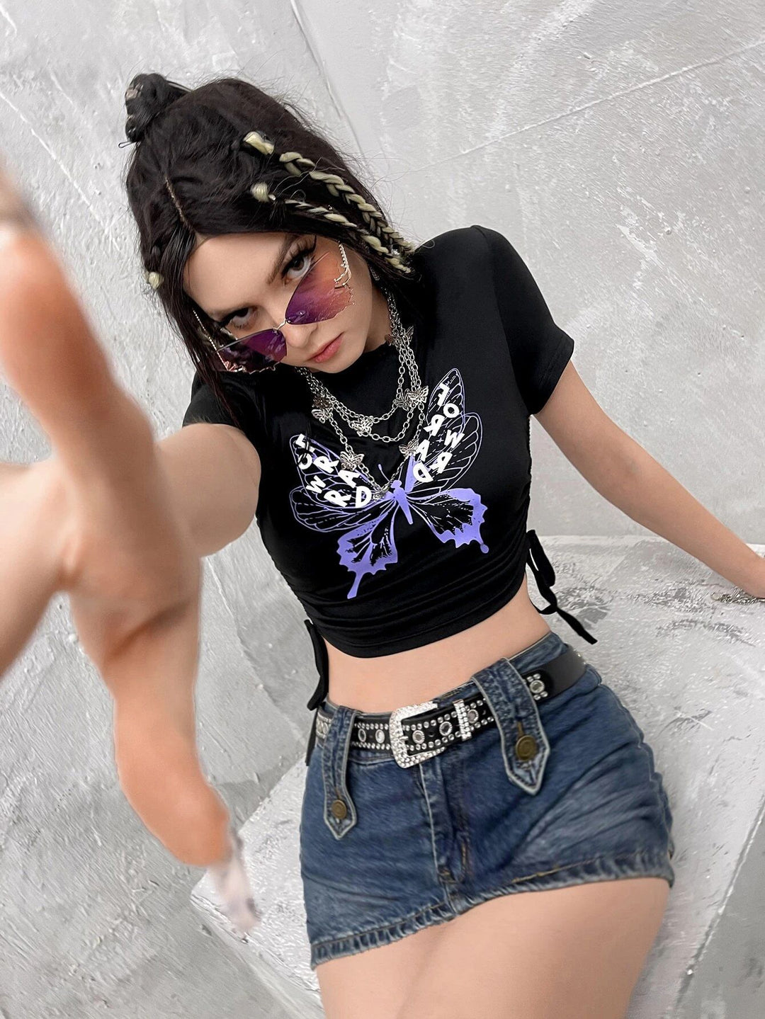Dame Crop-Top med kreativt skjeletthåndmotiv Skjora