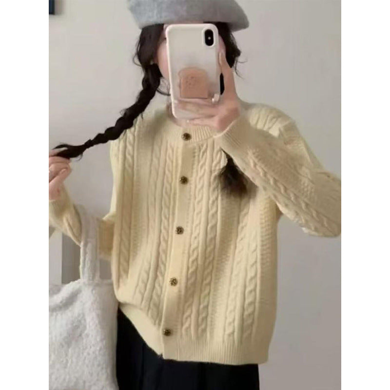 Damer elegant cardigan med kabelmønster og dekorative knapper Skjora