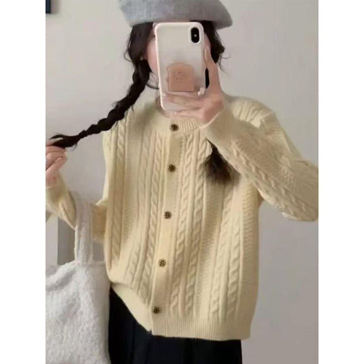 Damer elegant cardigan med kabelmønster og dekorative knapper Skjora