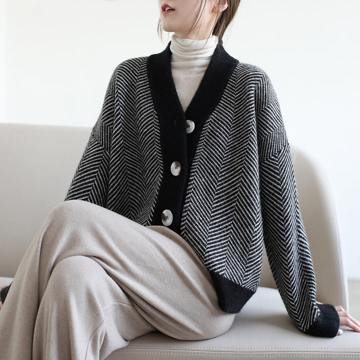 Damer moteriktig cardigan med sikksakkmønster og elegante knapper Skjora