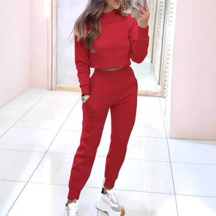 Kvinnens sporty loungewear-sett med moderne crop top og elastiske bukser Skjora