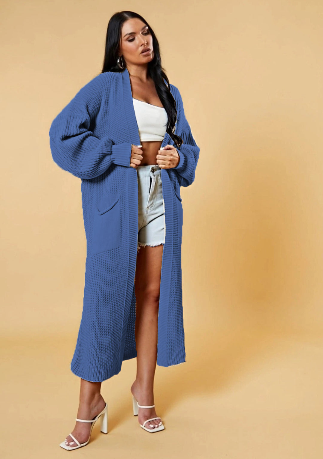 Kvinnes lang strikket cardigan med åpen design og praktiske lommer Skjora