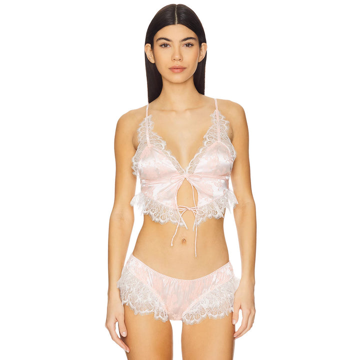 Dame blond babydoll-set med volangdetaljer og skinnenende satin Skjora