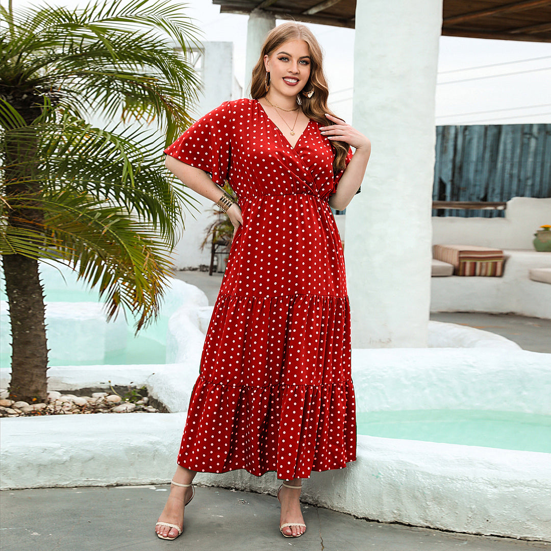 Dame maxikjole med trendy innpakningsdesign og feminine rysjedetaljer Skjora