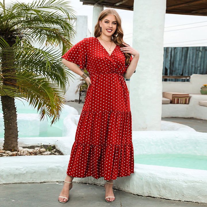 Dame maxikjole med trendy innpakningsdesign og feminine rysjedetaljer Skjora