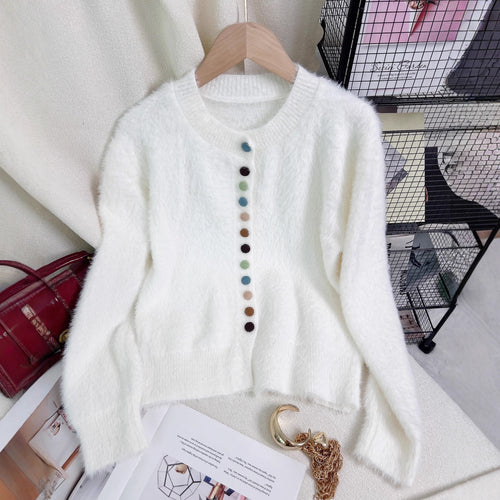 Kvinnelig fluffy cardigan med fargerike knapper og vid-kuttet design Skjora