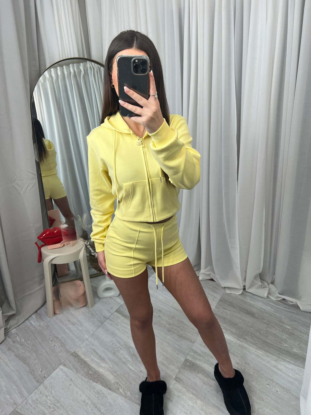 Kvinnors sportiga crop top och shorts set Skjora