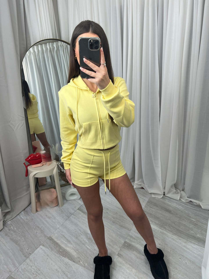 Kvinnors sportiga crop top och shorts set Skjora