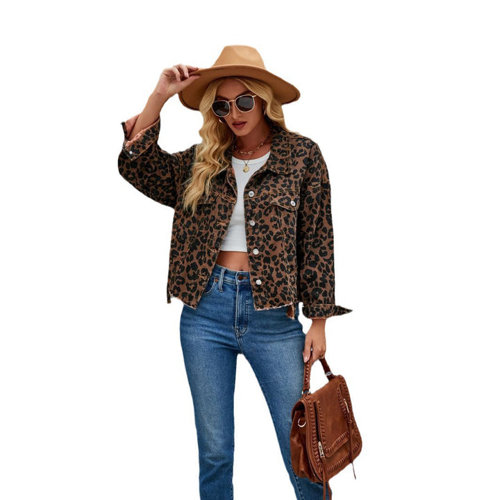 Dame rutete denimjakke i trendy leopardmønster med moderne snitt