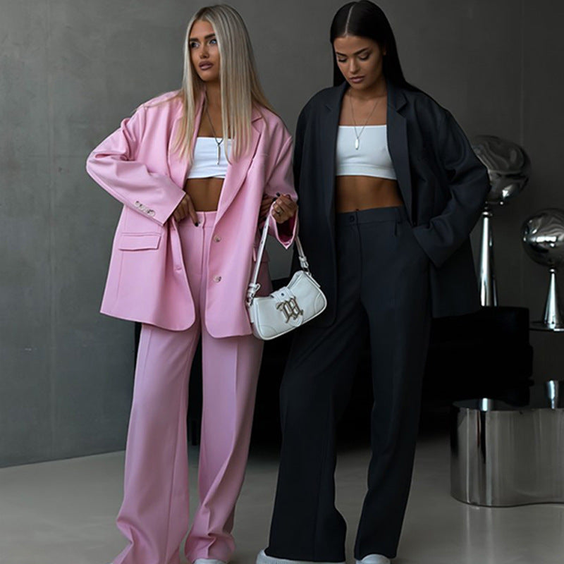 Kvinnelig elegant to-dels sett med oversized blazer og vide bukser Skjora
