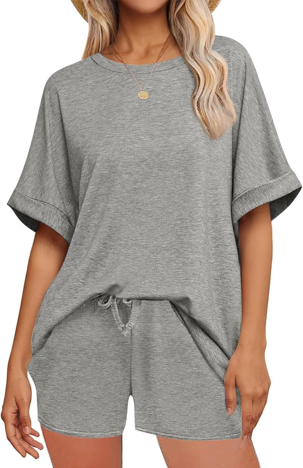 Dame avslappet fritidssett med oversized T-skjorte og shorts Skjora